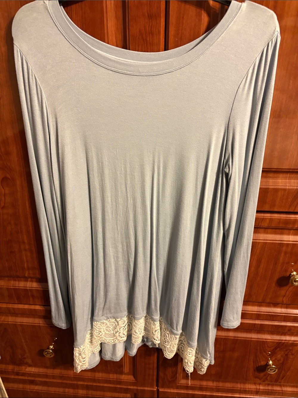 Relaxed Long-Sleeve Lace-Hem Tee in baby blue